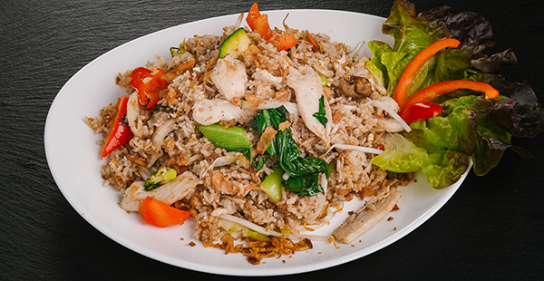 Gebratener Reis mit Gemüse und Hühnerfleisch