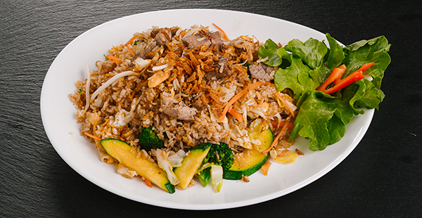 Gebratener Reis mit Gemüse und Rindfleisch