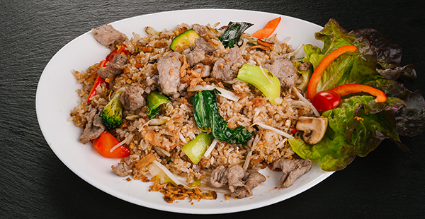 Gebratener Reis mit Gemüse und Schweinefleisch